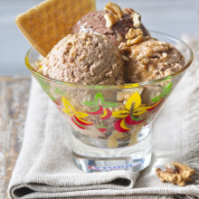 Zmrzlinový pohár Rande oříšků a čokolády (zmrzliny vlašský ořech a čokoládová)